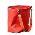 Pflanztasche für den Forst in Rot mit Schultergurt, ideal für den Transport von Setzlingen bei Forstarbeiten.