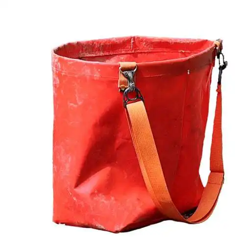 Pflanztasche für den Forst in Rot mit Schultergurt, ideal für den Transport von Setzlingen bei Forstarbeiten.