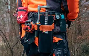Forstgürtel Set für Forstwirte mit Spindelkeiltasche, Erste-Hilfe-Set und weiteren Werkzeughaltern im Einsatz